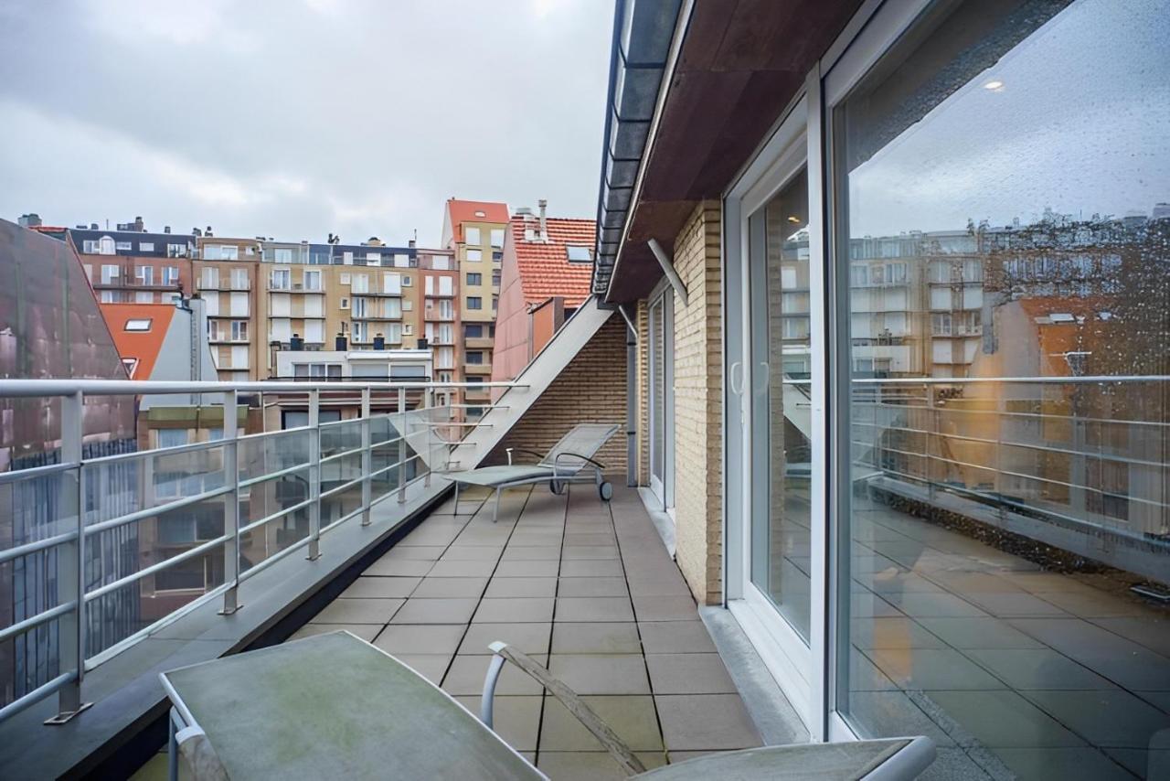 Big And Comfortable Triplex In Knokke Екстериор снимка